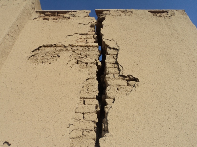 Large crack in the wall of the Ishtar Temple.